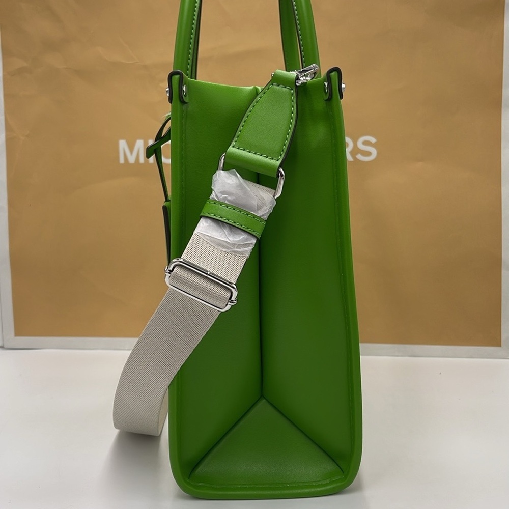 Michael Kors Mirella Medium Ombré Logo Tote Bag
Jungle Green
NWT - Picture 6 of 16